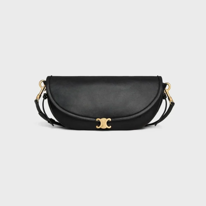 Petit sac Halfmoon Soft Triomphe en cuir d’agneau souple et brillant Petit sac Halfmoon Soft Triomphe en cuir d’agneau souple et brillant