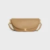 Petit sac Halfmoon Soft Triomphe en cuir d’agneau souple et brillant Petit sac Halfmoon Soft Triomphe en cuir d’agneau souple et brillant