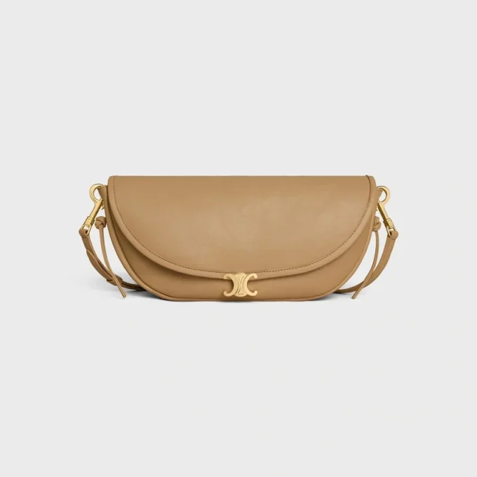 Petit sac Halfmoon Soft Triomphe en cuir d’agneau souple et brillant Petit sac Halfmoon Soft Triomphe en cuir d’agneau souple et brillant