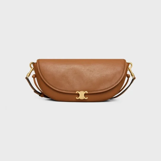 Petit sac Halfmoon Soft Triomphe en cuir d’agneau souple et brillant Petit sac Halfmoon Soft Triomphe en cuir d’agneau souple et brillant