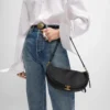 Petit sac Halfmoon Soft Triomphe en cuir d’agneau souple et brillant Petit sac Halfmoon Soft Triomphe en cuir d’agneau souple et brillant