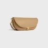 Petit sac Halfmoon Soft Triomphe en cuir d’agneau souple et brillant Petit sac Halfmoon Soft Triomphe en cuir d’agneau souple et brillant