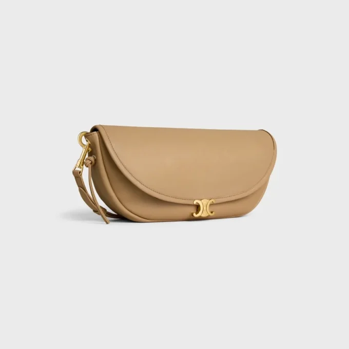 Petit sac Halfmoon Soft Triomphe en cuir d’agneau souple et brillant Petit sac Halfmoon Soft Triomphe en cuir d’agneau souple et brillant