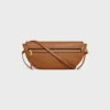Petit sac Halfmoon Soft Triomphe en cuir d’agneau souple et brillant Petit sac Halfmoon Soft Triomphe en cuir d’agneau souple et brillant