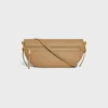 Petit sac Halfmoon Soft Triomphe en cuir d’agneau souple et brillant Petit sac Halfmoon Soft Triomphe en cuir d’agneau souple et brillant