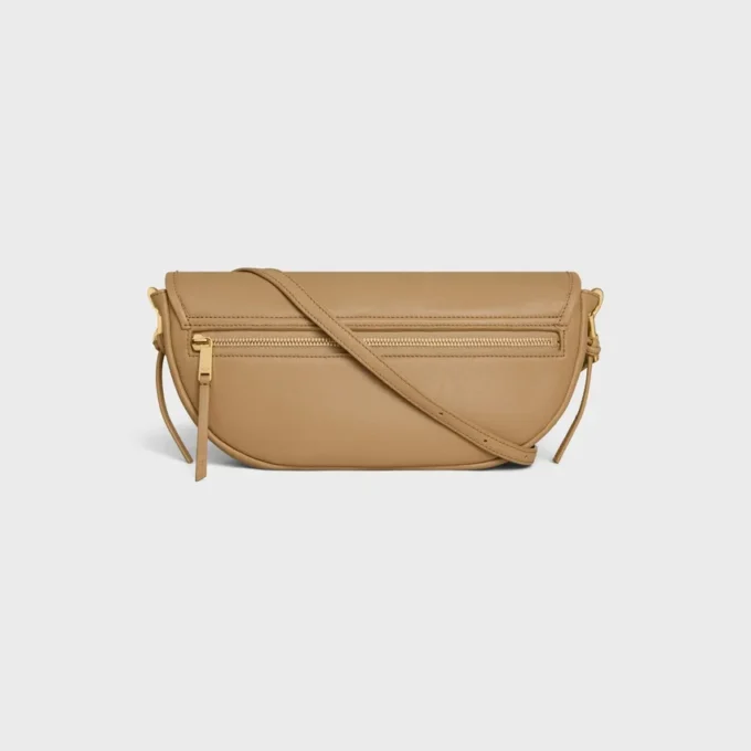 Petit sac Halfmoon Soft Triomphe en cuir d’agneau souple et brillant Petit sac Halfmoon Soft Triomphe en cuir d’agneau souple et brillant