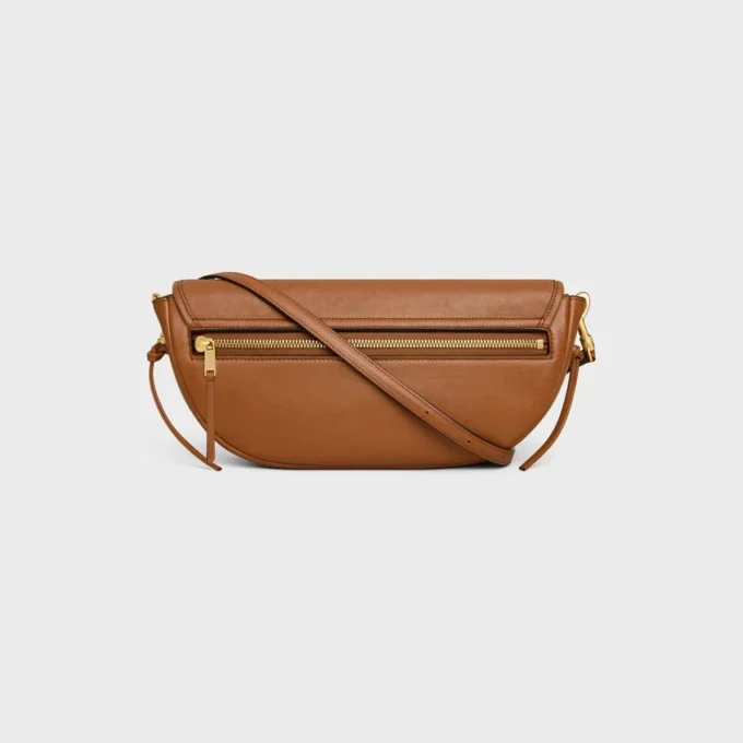 Petit sac Halfmoon Soft Triomphe en cuir d’agneau souple et brillant Petit sac Halfmoon Soft Triomphe en cuir d’agneau souple et brillant