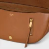 Petit sac Halfmoon Soft Triomphe en cuir d’agneau souple et brillant Petit sac Halfmoon Soft Triomphe en cuir d’agneau souple et brillant