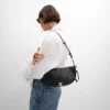 Petit sac Halfmoon Soft Triomphe en cuir d’agneau souple et brillant Petit sac Halfmoon Soft Triomphe en cuir d’agneau souple et brillant
