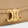 Petit sac Halfmoon Soft Triomphe en cuir d’agneau souple et brillant Petit sac Halfmoon Soft Triomphe en cuir d’agneau souple et brillant