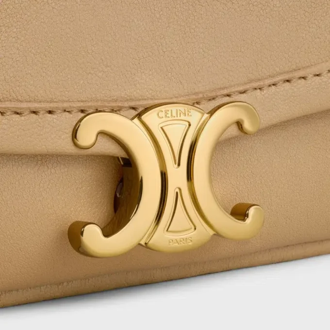 Petit sac Halfmoon Soft Triomphe en cuir d’agneau souple et brillant Petit sac Halfmoon Soft Triomphe en cuir d’agneau souple et brillant
