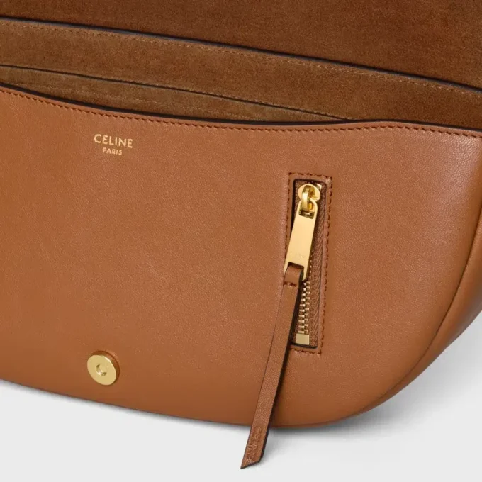 Petit sac Halfmoon Soft Triomphe en cuir d’agneau souple et brillant Petit sac Halfmoon Soft Triomphe en cuir d’agneau souple et brillant