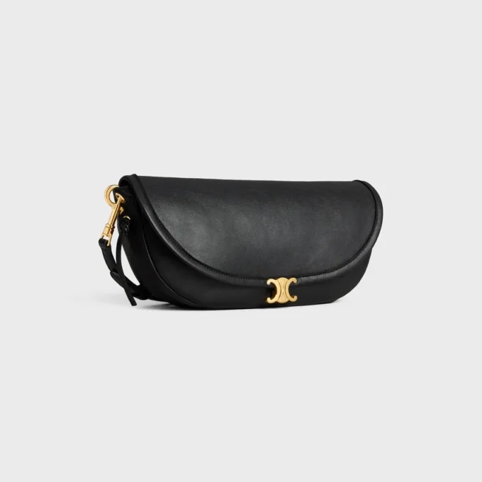 Petit sac Halfmoon Soft Triomphe en cuir d’agneau souple et brillant Petit sac Halfmoon Soft Triomphe en cuir d’agneau souple et brillant