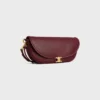 Petit sac Halfmoon Soft Triomphe en cuir d’agneau souple et brillant Petit sac Halfmoon Soft Triomphe en cuir d’agneau souple et brillant