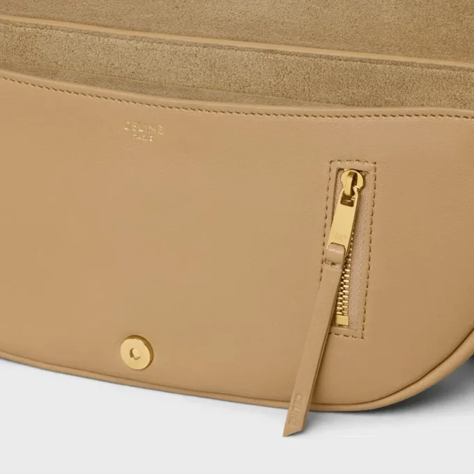 Petit sac Halfmoon Soft Triomphe en cuir d’agneau souple et brillant Petit sac Halfmoon Soft Triomphe en cuir d’agneau souple et brillant