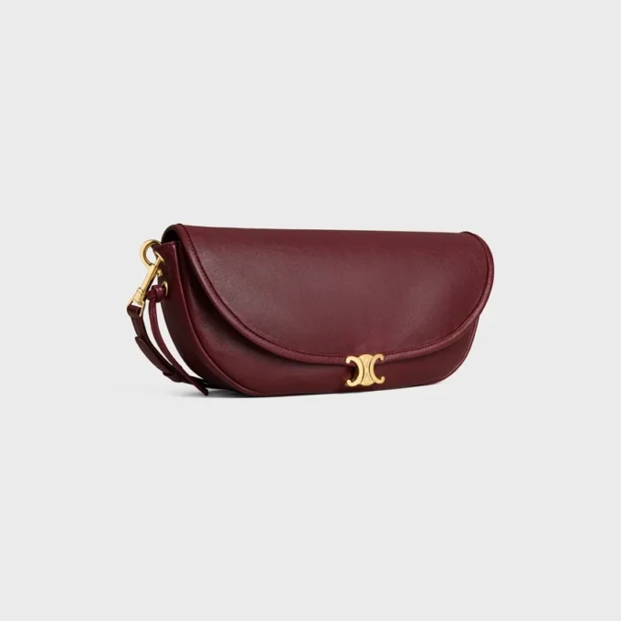 Petit sac Halfmoon Soft Triomphe en cuir d’agneau souple et brillant Petit sac Halfmoon Soft Triomphe en cuir d’agneau souple et brillant