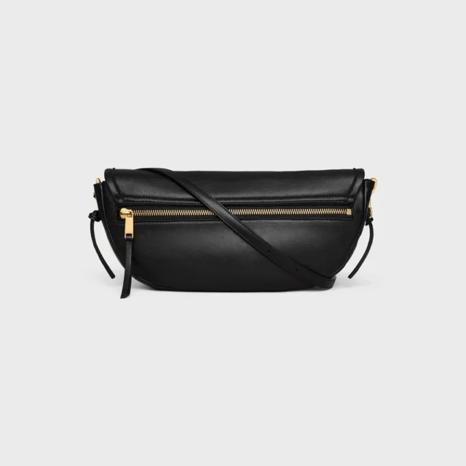 Petit sac Halfmoon Soft Triomphe en cuir d’agneau souple et brillant Petit sac Halfmoon Soft Triomphe en cuir d’agneau souple et brillant