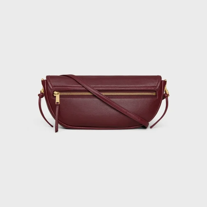 Petit sac Halfmoon Soft Triomphe en cuir d’agneau souple et brillant Petit sac Halfmoon Soft Triomphe en cuir d’agneau souple et brillant