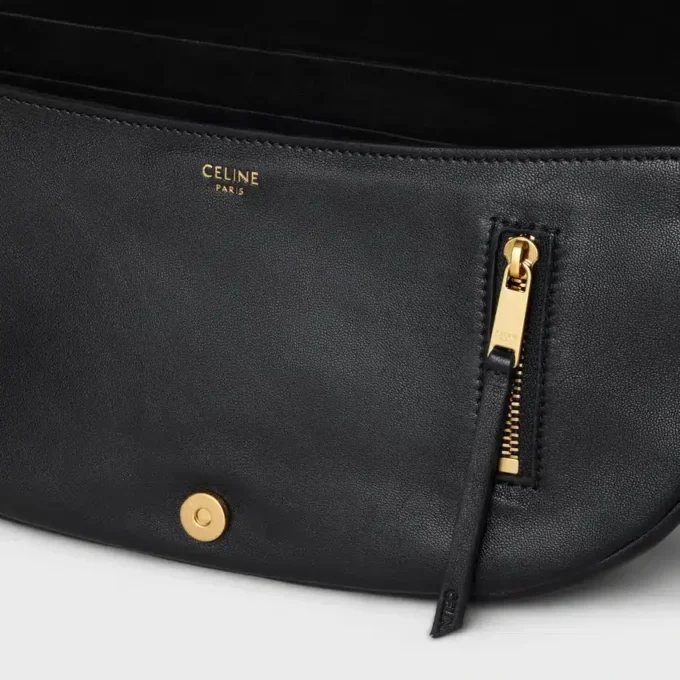 Petit sac Halfmoon Soft Triomphe en cuir d’agneau souple et brillant Petit sac Halfmoon Soft Triomphe en cuir d’agneau souple et brillant