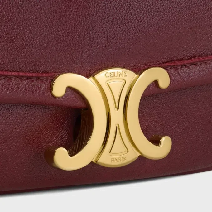 Petit sac Halfmoon Soft Triomphe en cuir d’agneau souple et brillant Petit sac Halfmoon Soft Triomphe en cuir d’agneau souple et brillant