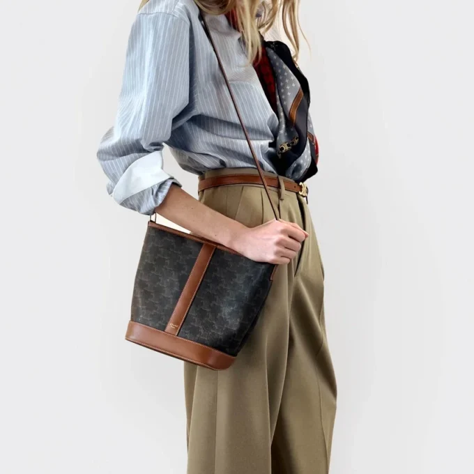 Petit sac seau en Triomphe Canvas et cuir de veau