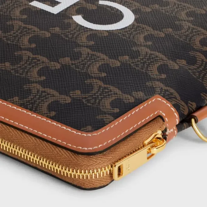 Petite pochette avec bandoulière Cuir Triomphe en Triomphe Canvas avec imprimé CELINE Petite pochette avec bandoulière Cuir Triomphe en Triomphe Canvas avec imprimé CELINE