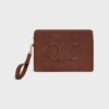 Petite pochette à bandoulière Cuir Triomphe en cuir de veau grainé