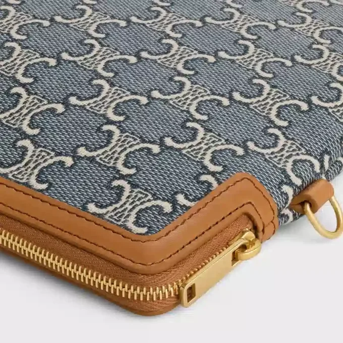 Petite pochette à bandoulière en Cuir Triomphe avec motif Jacquard Triomphe sur toute la surface