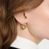 Petites créoles Knot en laiton avec finition dorée Petites créoles Knot en laiton avec finition dorée