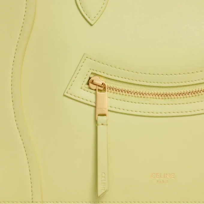Pochette moyenne en cuir de veau brillant Pochette moyenne en cuir de veau brillant