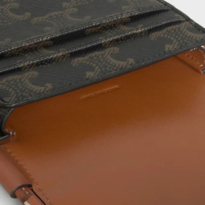 Pochette pour téléphone avec rabat en Triomphe Canvas et cuir de veau Pochette pour téléphone avec rabat en Triomphe Canvas et cuir de veau