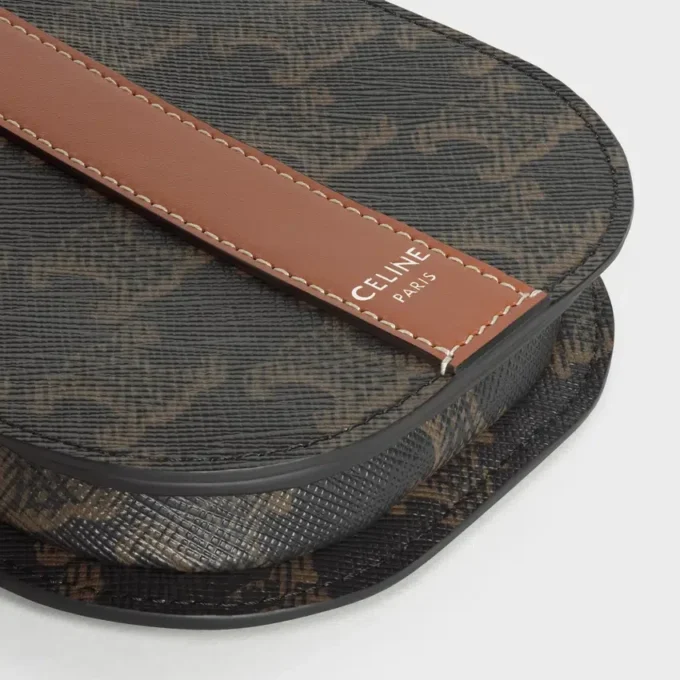 Pochette pour téléphone avec rabat en Triomphe Canvas et cuir de veau Pochette pour téléphone avec rabat en Triomphe Canvas et cuir de veau