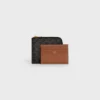 Pochette zippée avec porte-cartes en Triomphe Canvas et cuir d’agneau Pochette zippée avec porte-cartes en Triomphe Canvas et cuir d’agneau