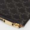 Pochette zippée avec porte-cartes en Triomphe Canvas et cuir d’agneau Pochette zippée avec porte-cartes en Triomphe Canvas et cuir d’agneau