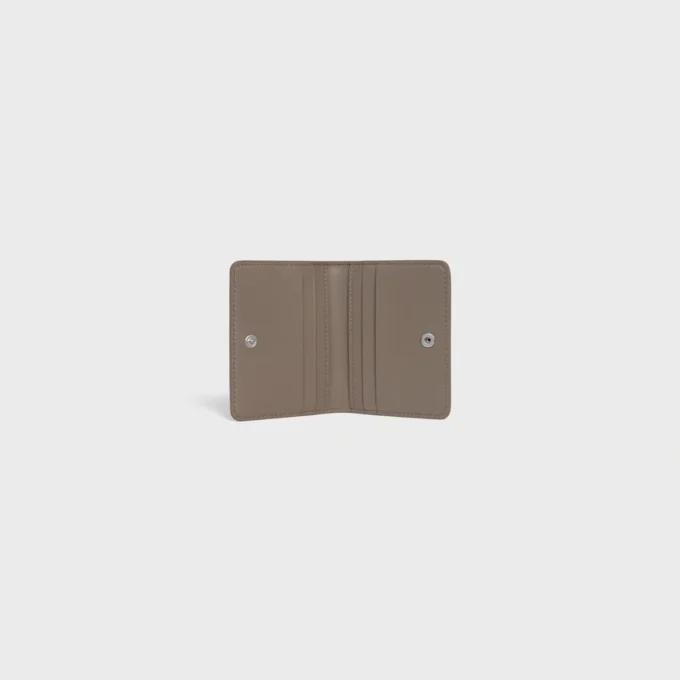 Porte-cartes à deux volets en cuir de veau grainé Porte-cartes à deux volets en cuir de veau grainé