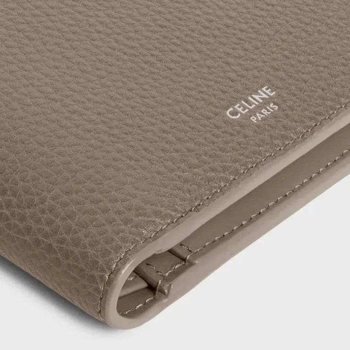 Porte-cartes à deux volets en cuir de veau grainé Porte-cartes à deux volets en cuir de veau grainé