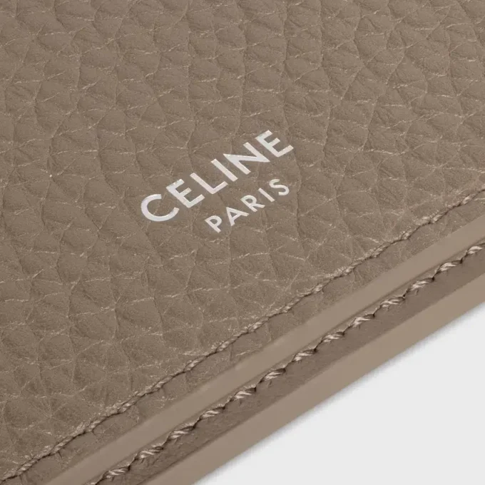 Porte-cartes à deux volets en cuir de veau grainé Porte-cartes à deux volets en cuir de veau grainé