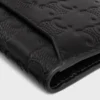 Porte-cartes vertical en cuir de veau avec motif Triomphe en relief