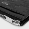 Porte-cartes zippé en cuir de veau avec motif Triomphe en relief Porte-cartes zippé en cuir de veau avec motif Triomphe en relief