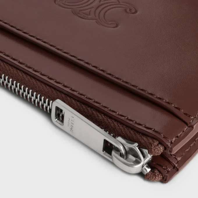 Porte-cartes zippé en cuir de veau satiné avec motif Triomphe en relief Porte-cartes zippé en cuir de veau satiné avec motif Triomphe en relief