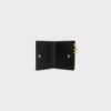 Portefeuille compact Triomphe Charms en cuir de veau grainé Portefeuille compact Triomphe Charms en cuir de veau grainé