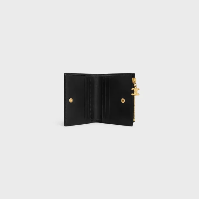 Portefeuille compact Triomphe Charms en cuir de veau grainé Portefeuille compact Triomphe Charms en cuir de veau grainé