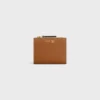 Portefeuille compact Triomphe Stamp en cuir de veau grainé souple Portefeuille compact Triomphe Stamp en cuir de veau grainé souple