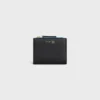 Portefeuille compact Triomphe Stamp en cuir de veau grainé souple