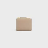 Portefeuille compact Triomphe Stamp en cuir de veau grainé souple