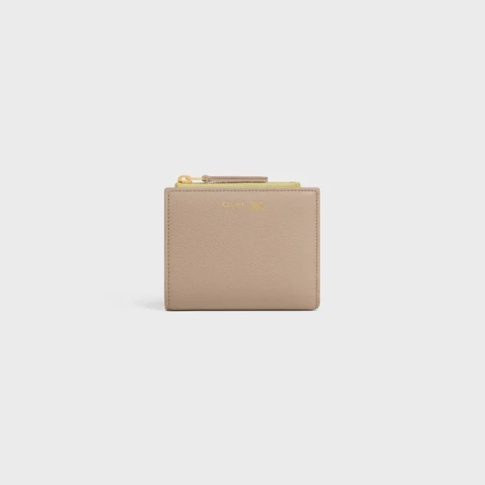 Portefeuille compact Triomphe Stamp en cuir de veau grainé souple