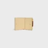 Portefeuille compact Triomphe Stamp en cuir de veau grainé souple Portefeuille compact Triomphe Stamp en cuir de veau grainé souple