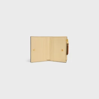 Portefeuille compact Triomphe Stamp en cuir de veau grainé souple