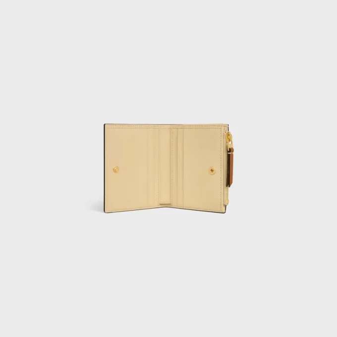 Portefeuille compact Triomphe Stamp en cuir de veau grainé souple Portefeuille compact Triomphe Stamp en cuir de veau grainé souple