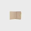 Portefeuille compact Triomphe Stamp en cuir de veau grainé souple